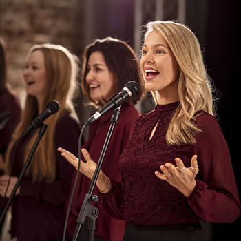 Frauen singen im Chor und hoffen, dass ihre Stimme nicht weg geht.