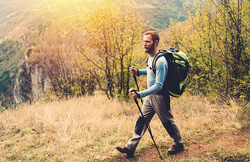 Mann ist sportlich im Wald unterwegs dank der Energie, die er durch das Vitamin-B-Komplex-Tonikum bekommen hat.