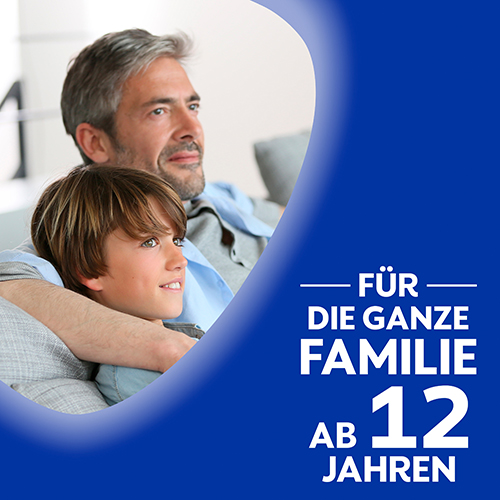 Vater und Sohn sitzen auf der Couch. Der Vater legt den Arm um den ca 10 jahre alten Sohn. Der Text sagt: für die ganze Familie ab zwölf Jahren.