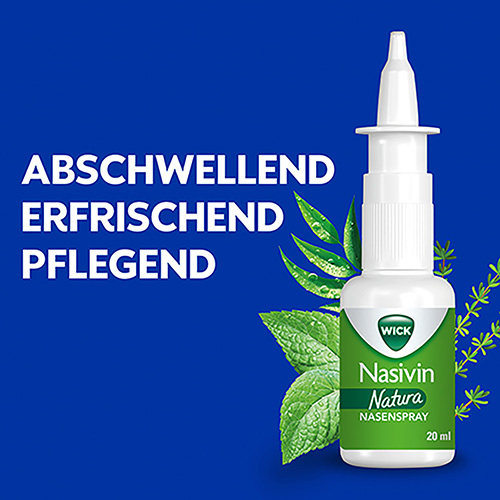Auf blauem Hintergrund wird die weiße Plastik-Sprühflasche von WICK Nasivin Natura gezeigt. Daben steht mit weißer Schrift auf blauem Hintergrund: Abschwellend, erfrischend, pflegend.